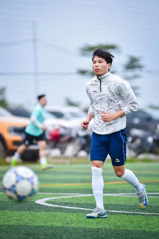 Pemain sepak bola di rumput sintetis